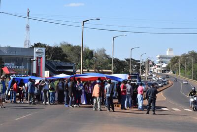 Trabajadores informales de frontera bloquean el acceso a la ciudad de Encarnación a la altura del puente Santa María, sobre la ruta nacional PY06, desde esta tarde.