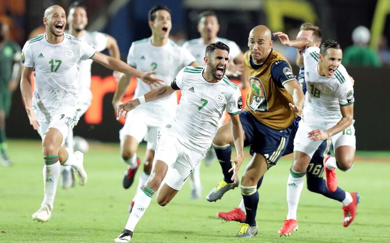 Riyad Karim Mahrez (28) celebra su gol, el que le dio la clasificación a la selección de Argelia.