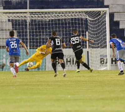 El remate desde los doce pasos de Guillermo Paiva (35) que se convertirá en el primer gol de Olimpia en el triunfo de anoche frente al 12 de Octubre en Itauguá. El juego terminó 2-0.