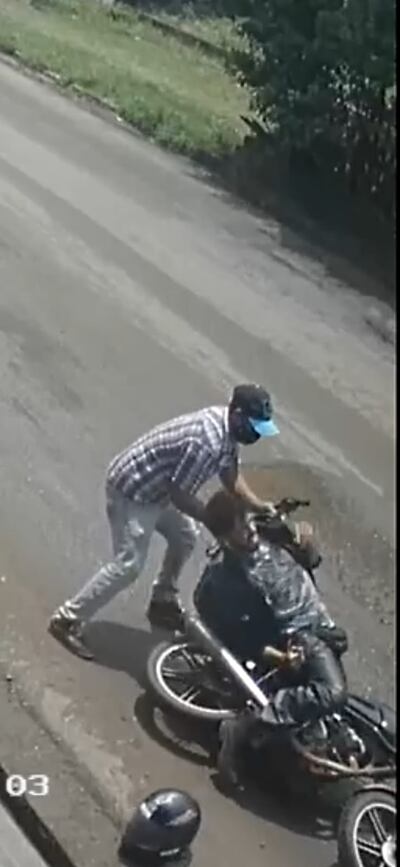 Una cámara de circuito cerrado capta el instante en que el motochorro le despoja de su mochila a Brahian Emiliano Moreno Godoy, en Luque.
Asalto de motochorros a un transeúnte