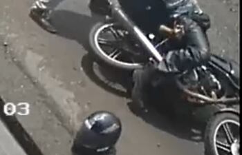 Una cámara de circuito cerrado capta el instante en que el motochorro le despoja de su mochila a Brahian Emiliano Moreno Godoy, en Luque.
Asalto de motochorros a un transeúnte