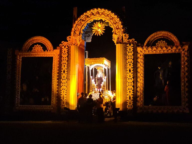 La Virgen Dolorosa fue colocada en un retablo hecho por el artista plástico Koki Ruiz.