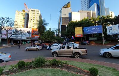 Un manifestante agita una bandera desde la carrocería de una camioneta en Ciudad del Este.