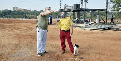 Domingo Coronel y Jorge “Bochín” Brítez observan los alrededores del predio. Atrás se puede observar el montaje del escenario.
