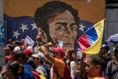 Decenas de personas se manifiestan pidiendo la recuperación del avión venezolano-iraní que se encuentra retenido en Argentina desde junio pasado, así como para la liberación de su tripulación hoy, en Caracas (Venezuela).