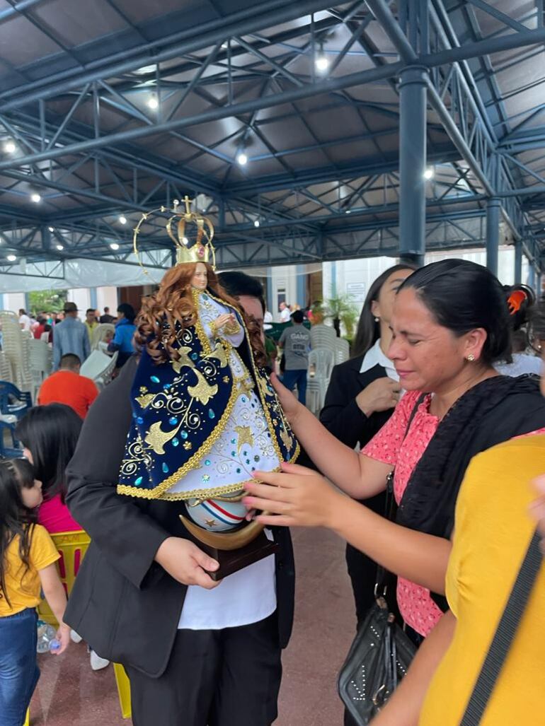 Fieles se emocionan al ver la Réplica de Tupasy Caacupé.