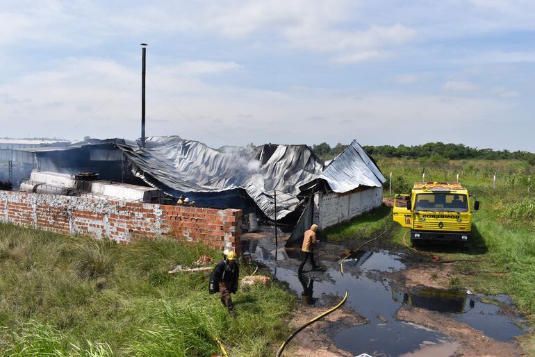 Bomberos luchan para controlar el incendio registrado en un aceitera de la ciudad de Ypané. Tres obreros resultaron con graves quemaduras.