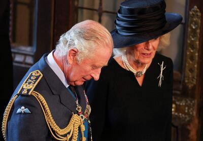 El rey Carlos III (i) y la reina consorte Camilla (d). (POOL/AFP)