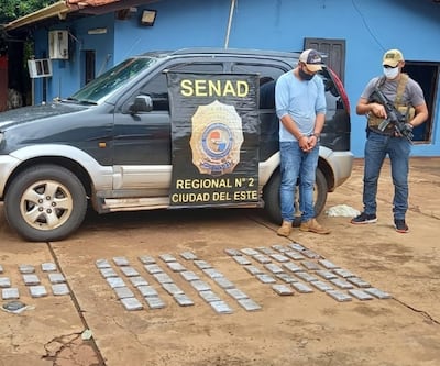 Valentín Fleitas Cristaldo, arrestado, junto con el vehículo en el que iba y en el que transportaba el cargamento de marihuana.