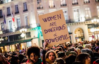 a Unión Europea (UE) acordó este martes un paquete de sanciones contra nueve personas y tres entidades que considera “responsables” de violencia sexual y violaciones a gran escala de derechos de las mujeres, en las primeras medidas restrictivas de este tipo dentro del régimen de sanciones contra los derechos humanos.