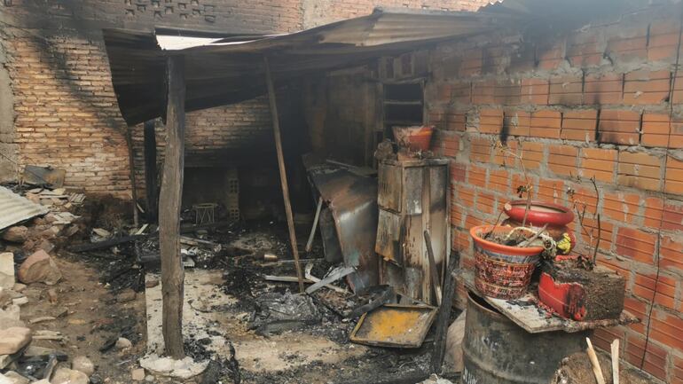 Imágenes de lo que quedó de la vivienda de la familia Oviedo Benítez, tras el incendio que consumió todas sus pertenencias.
