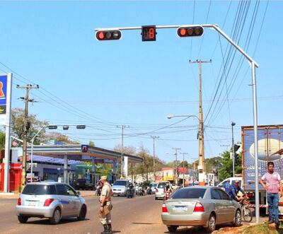 Uno de los semáforos instalados en Hernandarias.