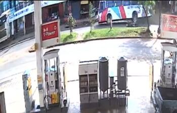 El bus sin frenos cuando atropelló al motociclista en Ciudad del Este (captura de video).