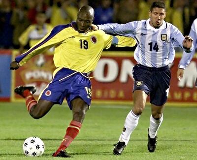 Freddy Rincón en acción ante Diego Simeone, en un partido Colombia-Argentina en junio del 2000, por las Eliminatorias para el Mundial 2002.