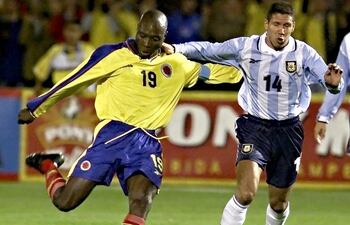 Freddy Rincón en acción ante Diego Simeone, en un partido Colombia-Argentina en junio del 2000, por las Eliminatorias para el Mundial 2002.