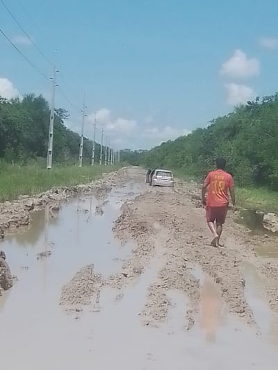 Penosa situacion del camino que conduce a Bahia Negra, existen varios tramos inundados a consecuencia de los precarios trabajos de reparaciòn.