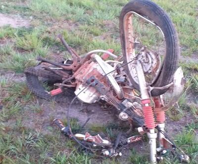 La motocicleta en que viajaban las víctimas fatales quedó prácticamente destruida.
