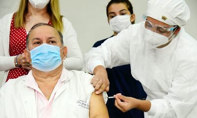 Salud inició ayer la inoculación del personal sanitario con las vacunas de Oxford/AstraZeneca.