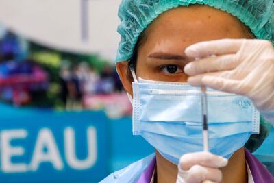 Una enfermera prepara una dosis de la vacuna china Sinopharm contra el coronavirus.