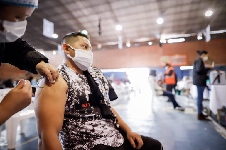 Una persona es vacunada contra el coronavirus en el Club Fomento de Barrio Obrero en Asunción.