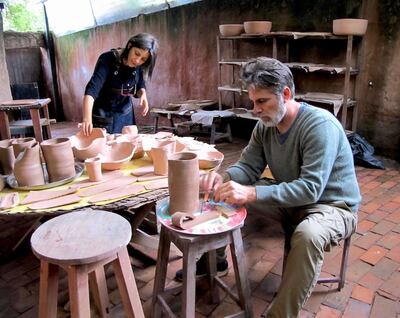 Noelia Buttice y Sebastián Schinini presentan sus trabajos en cerámica en el Centro Cultural del Lago.