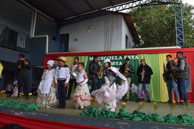La banda de músicos de la policía nacional ameniza la fiesta aniversario de la escuela Virgen del Carmen