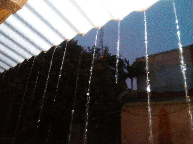 Encarnación registraba una intensa lluvia en las últimas horas de la tarde de este lunes.