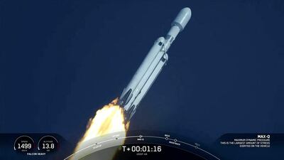 El poderoso cohete Falcon Heavy de la compañía privada SpaceX despegó este martes desde Cabo Cañaveral (Florida) con dos satélites de las Fuerzas Armadas de EE.UU. en su cúspide.
