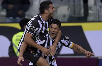 El paraguayo Junior Alonso trepa sobre la humanidad de su compañero Hulk, autor de dos goles en la victoria 3-1 de Atlético Mineiro sobre Independiente Del Valle.