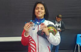Violeta Fernández (21/12/2005) se llevó seis preseas del torneo Panamericano Junior de Lavantamiento de Pesas en Perú.