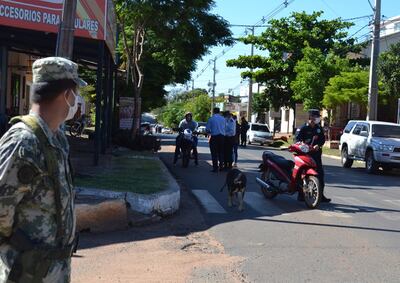 Control sobre la calle Mons. Bogarín en San Juan Bautista,   donde   vehículos y motos fueron sacados de circulación.