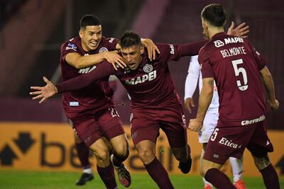 Diego Braghieri (c) celebra su gol, que dio la clasificación al Lanús.