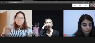 Claudia Espínola, la actriz Iulia Lazar y la traductora Mihaela Gheorghe, durante los ensayos.