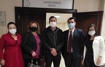 El ex intendente Miguel Prieto Vallejos (centro) con su abogada defensora Gilda Portillo (de rojo) y con sus testigos en el Palacio de Justicia.