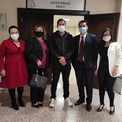 El ex intendente Miguel Prieto Vallejos (centro) con su abogada defensora Gilda Portillo (de rojo) y con sus testigos en el Palacio de Justicia.