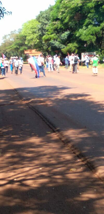 Los manifestantes cierran de forma intermitente la ruta PY07.