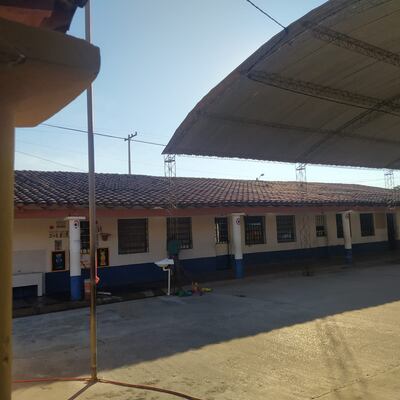 Este sector de aulas de la Escuela San Antonio de Padua de Vallemí, corre riesgo de derrumbe.