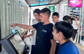 Jóvenes estudiantes de la Pasantía Socio Comunitaria del Colegio Vice Pte. Sánchez acompañaron los trabajos de divulgación de las Máquinas de Votación en zona del Mercado 4. (Foto: Prensa TSJE)