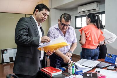 El intendente Luis Yd y el presidente de la JM, Fredy Ortega, durante la formulación de la denuncia por hechos de vandalismo, ante el ministerio público.