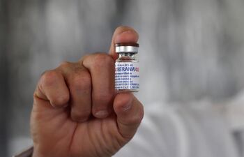 En imagen, una muestra la vacuna cubana Soberana 02, en La Habana (Cuba).