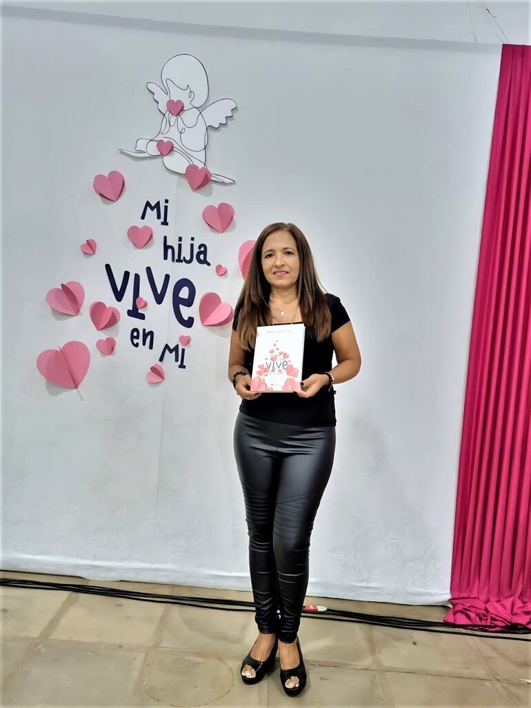 La escritora del libro "Mi hija vive en mi", Mirian Candia Sánchez.