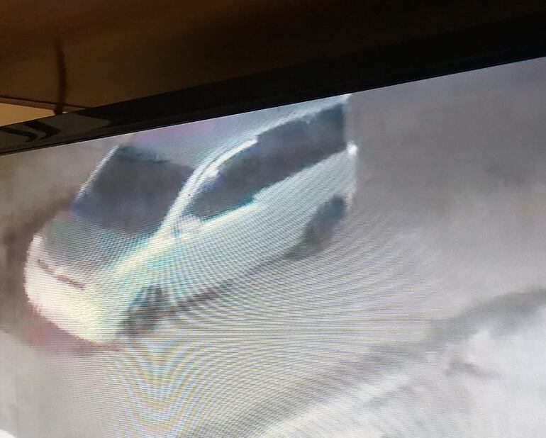 La camioneta en la que se desplazaban  los asaltantes que fueron repelidos a balazos por el propietario y efectivos policiales