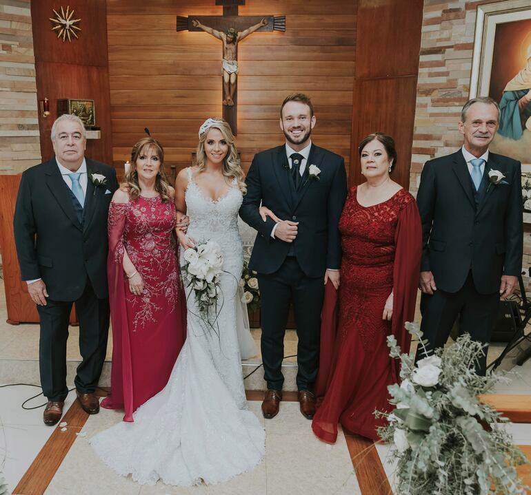 Fueron padrinos de la unión Fernandino Manuel Acosta Lampert y Rosa María Bedoya de Acosta; Mirian Elizabeth Centurión de Storrer y Víctor Hubert Storrer.