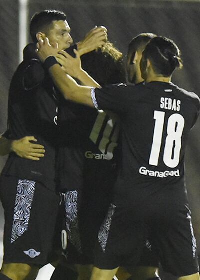 Sebastián Ferreira (18), Iván Franco (10) festejan junto con Óscar Cardozo (i) el gol del triunfo después del penal ejecutado por el delantero en el segundo tiempo.