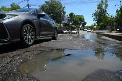 Enormes pozos con agua servida torturan a conductores en Artigas a la altura del Parque Caballero.