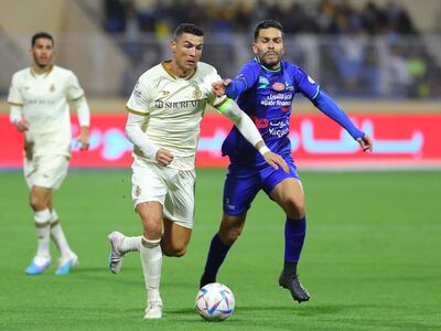 Cristiano Ronaldo (i) durante el tercer partido oficial que disputó con el Al Nassr en la Pro League de Arabia Saudita.
