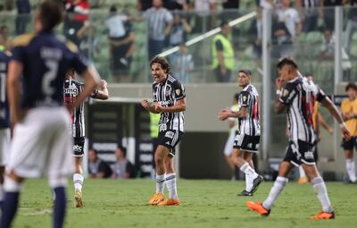 Igor Gomes (c), futbolista de Atlético Mineiro, celebra el tanto contra Alianza Lima durante un partido por el Grupo G de la Copa Libertadores en el estadio Raimundo Sampaio, en Belo Horizonte, Brasil.
