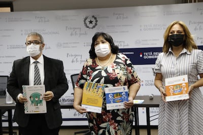 El viceministro Fernando Griffith y las ministras Teresa Martínez y Lorena Segovia, en la presentación de las guías y el protocolo de prevención e intervención en casos de acoso escolar o bullying.