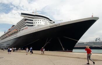 Atracado en el muelle Reina Sofía de Cádiz, el Queen Mary 2.