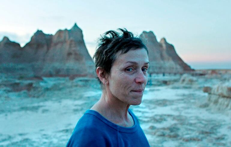 Frances McDorman es la protagonista de Nomadland, película dirigida por Chloé Zhao, y una de las favoritas.